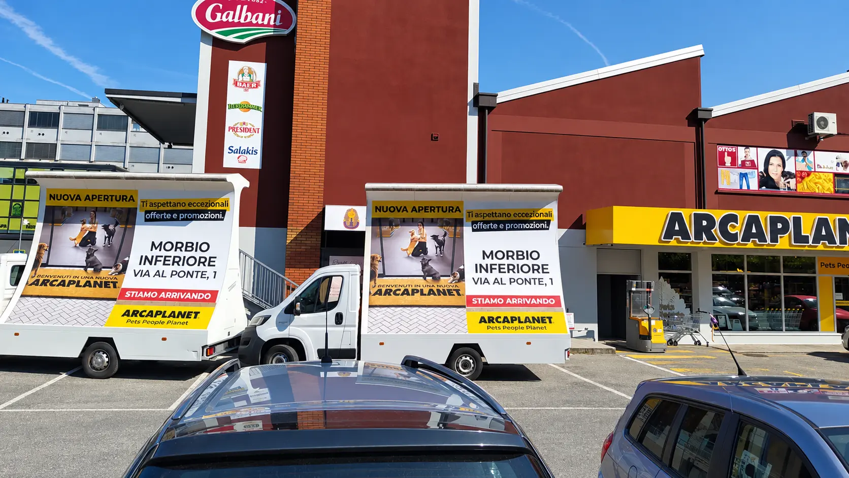 Due camion vela Arcaplanet nel parcheggio del punto vendita